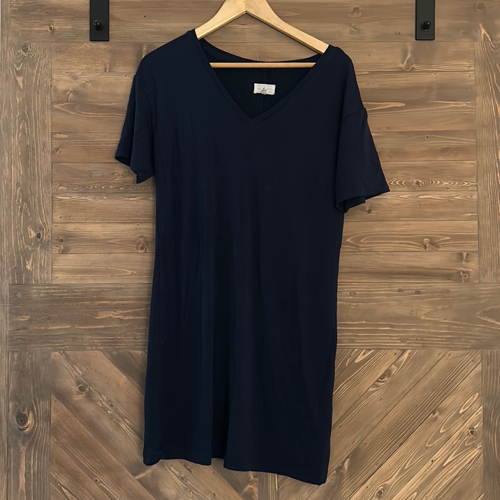 Lou and grey navy vneck signature soft tee shirt dress. Size medium.